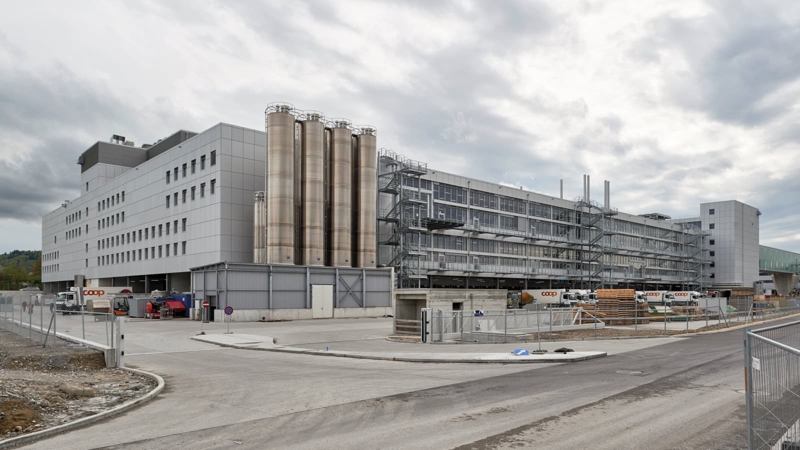 Coopin jakelukeskukseen kuuluu täysin automatisoitu kylmävarasto, suuri leipomo ja konditoria, kierrätyskeskus, toimistotiloja sekä oma biomassavoimalaitos. Coopin jakelukeskukseen kuuluu täysin automatisoitu kylmävarasto, suuri leipomo ja konditoria, kierrätyskeskus, toimistotiloja sekä oma biomassavoimalaitos.