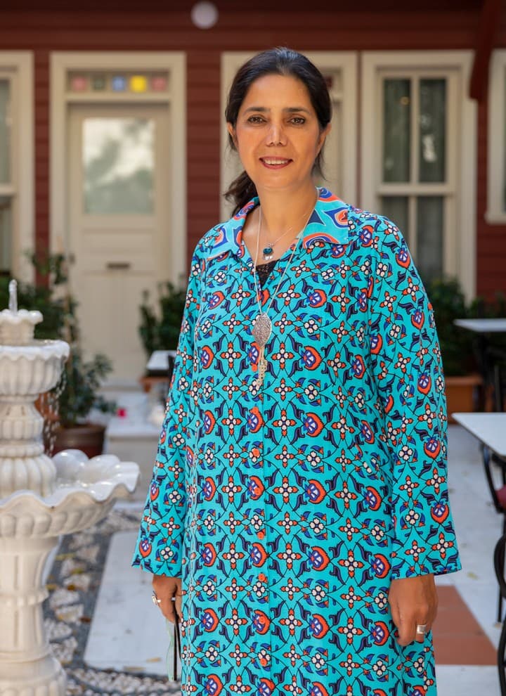 Restaurointiasiantuntija ja hotellin omistaja: Deniz Alkan Hotel Turkish Housen sisäpihalla Istanbulissa ( © Haydar Erçin) Restaurointiasiantuntija ja hotellin omistaja: Deniz Alkan Hotel Turkish Housen sisäpihalla Istanbulissa ( © Haydar Erçin)