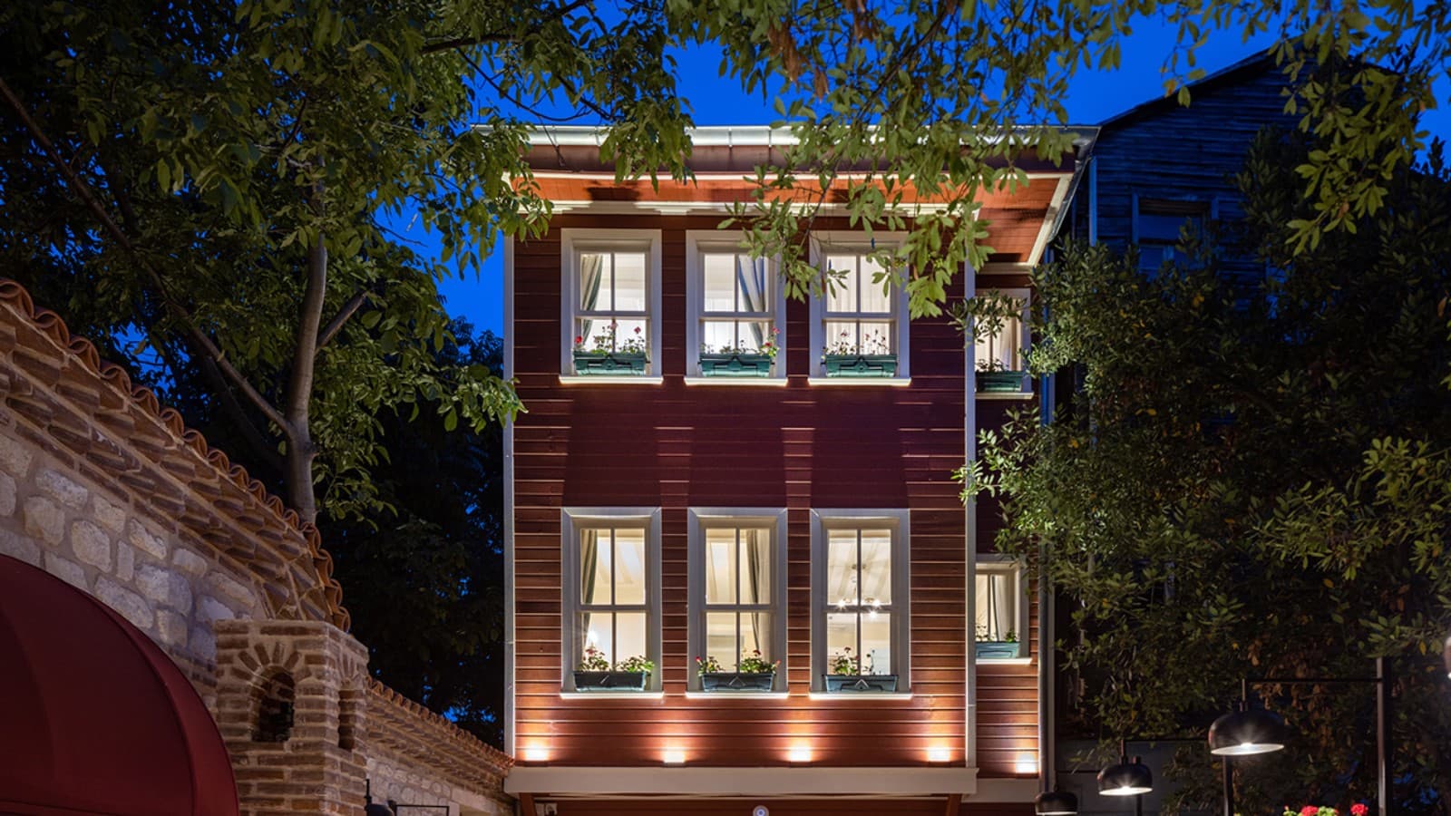 Istanbulissa sijaitsevan Hotel Turkish Housen sisäpihalla yhdistyvät eri aikakausien rakenteelliset- ja koristeelliset-elementit (© Hotel Turkish House) Istanbulissa sijaitsevan Hotel Turkish Housen sisäpihalla yhdistyvät eri aikakausien rakenteelliset- ja koristeelliset-elementit (© Hotel Turkish House)