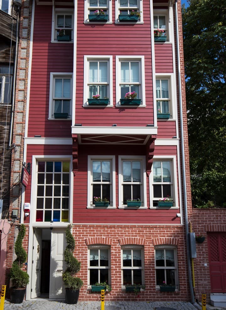 Ennen ja jälkeen: rakennus muutoksen jälkeen vuonna 2022 ( © Haydar Erçin) Ennen ja jälkeen: rakennus muutoksen jälkeen vuonna 2022 ( © Haydar Erçin)