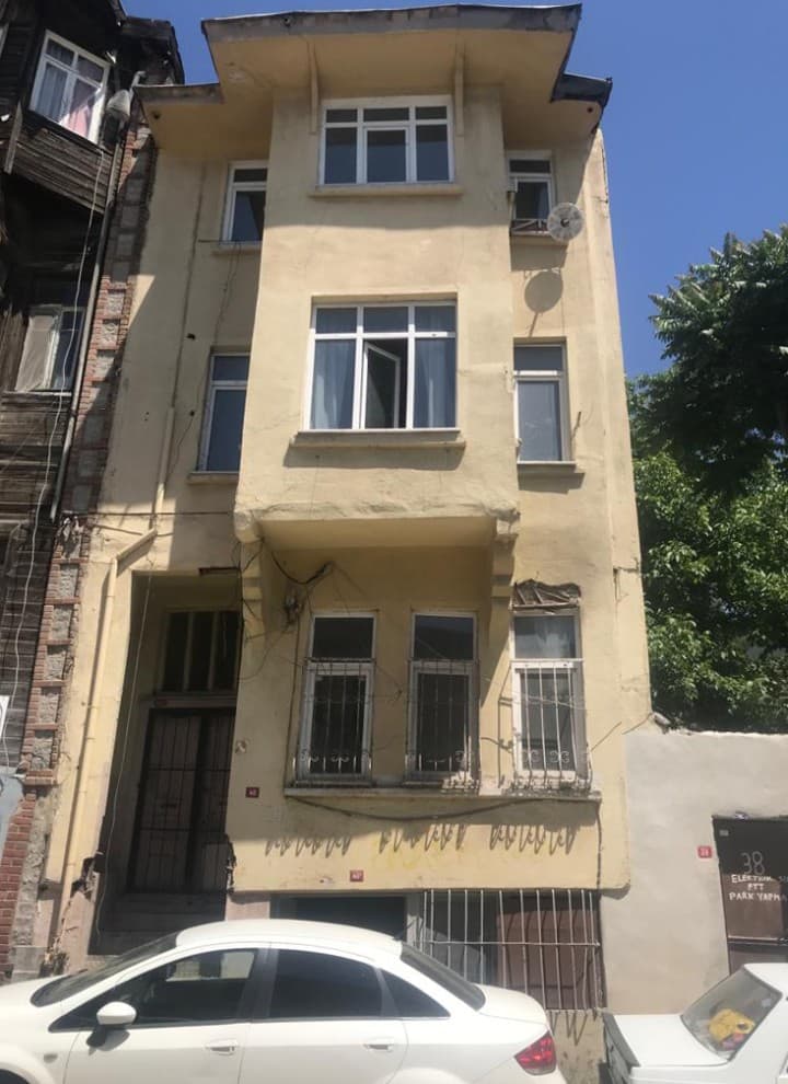 Ennen ja jälkeen: rakennus sellaisena kuin se oli ennen remonttia ( © Hotel Turkish House) Ennen ja jälkeen: rakennus sellaisena kuin se oli ennen remonttia ( © Hotel Turkish House)