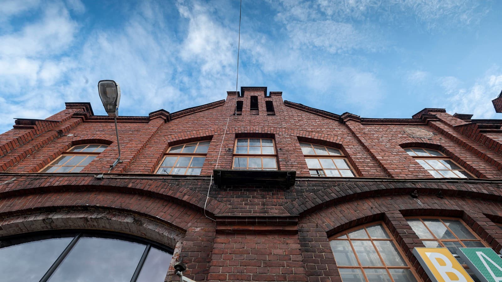 Yksi Suomen tunnetuimmista teollisuusrakennuksista ja Helsingin maamerkki: Konepajan rautatietehtaan tuotantohallit ( © Kansallis teatteri) Yksi Suomen tunnetuimmista teollisuusrakennuksista ja Helsingin maamerkki: Konepajan rautatietehtaan tuotantohallit ( © Kansallis teatteri)