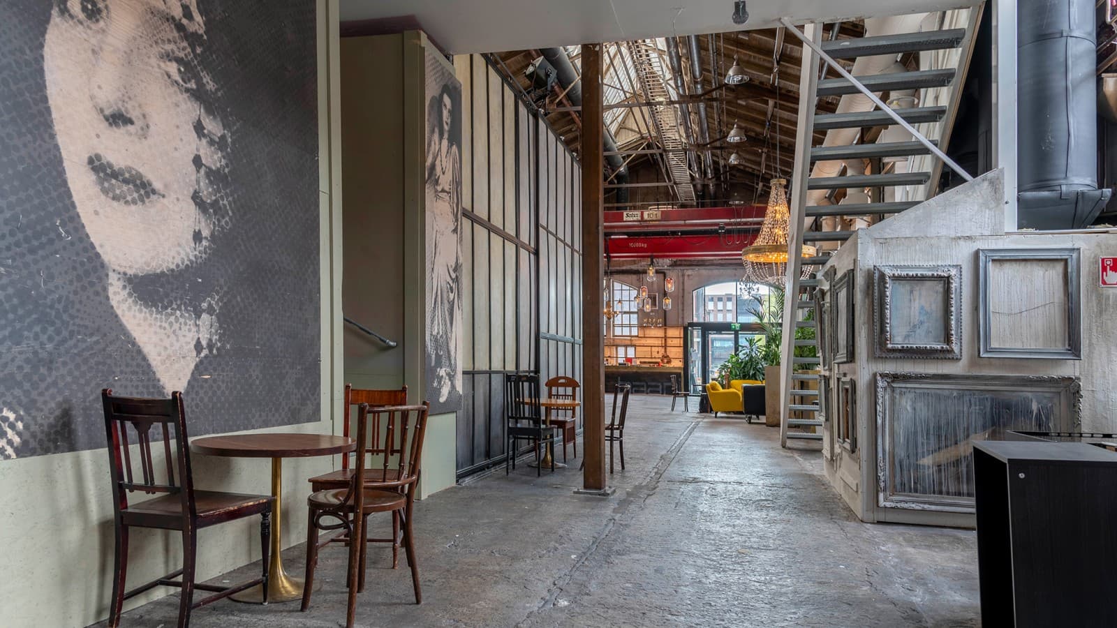 Tehtaasta kuoriutui kaupunkilaisten yhteinen olohuone. (© Kansallis Teatteri) Tehtaasta kuoriutui kaupunkilaisten yhteinen olohuone. (© Kansallis Teatteri)