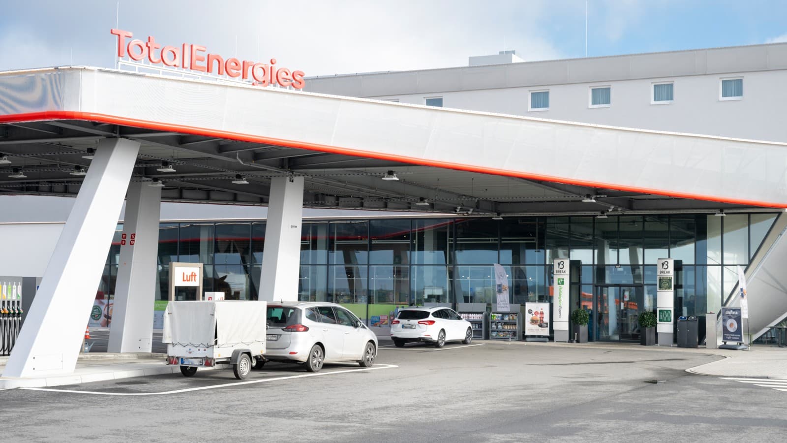 Evendorfin uusi huoltoasema avattiin vuonna 2023 - ja se on varustettu 2theloon julkisella wc-tilalla (© Meike Goebel). Evendorfin uusi huoltoasema avattiin vuonna 2023 - ja se on varustettu 2theloon julkisella wc-tilalla (© Meike Goebel).