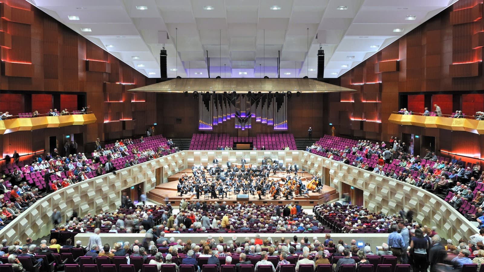 Suuressa konserttisalissa järjestetään musiikkiesityksiä kaikista tyyleistä (© Plotvis and Kraaijvanger Architecten). Suuressa konserttisalissa järjestetään musiikkiesityksiä kaikista tyyleistä (© Plotvis and Kraaijvanger Architecten).