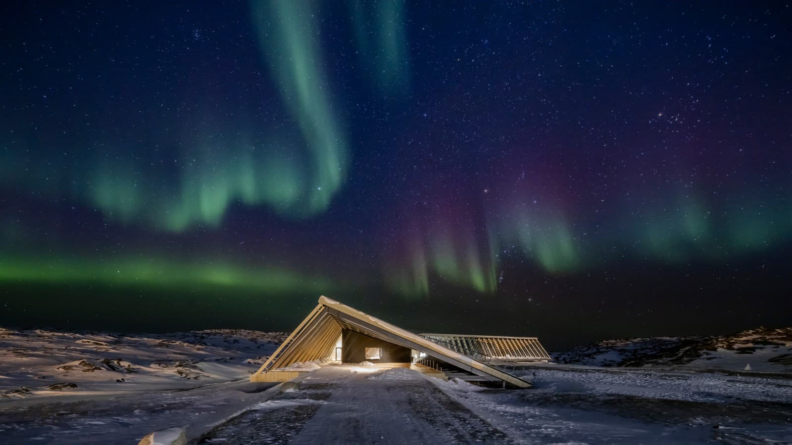 Icefjord Centre Grönlannin revontulien upeissa loistoissa (© Adam Mørk). Icefjord Centre Grönlannin revontulien upeissa loistoissa (© Adam Mørk).