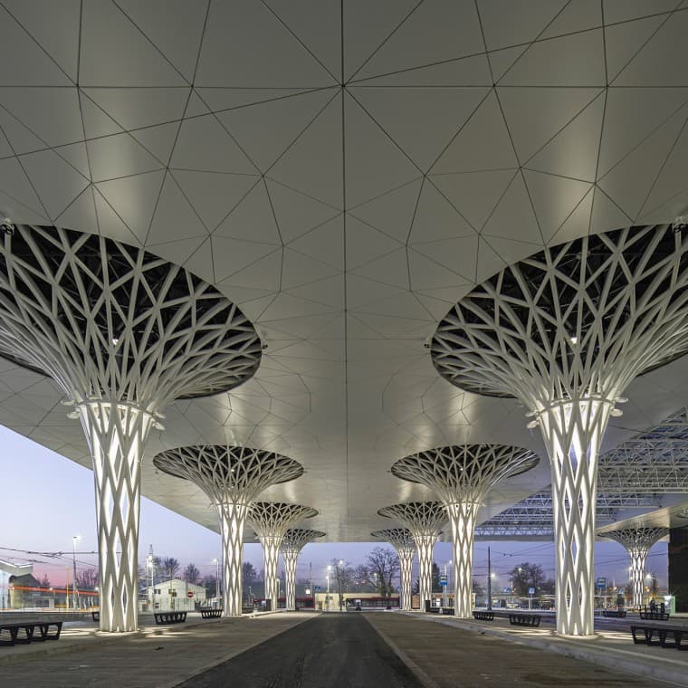 Rakennuksen aukotetut pylväät ovat katseenvangitsija (© Rafał Chojnacki) Rakennuksen aukotetut pylväät ovat katseenvangitsija (© Rafał Chojnacki)