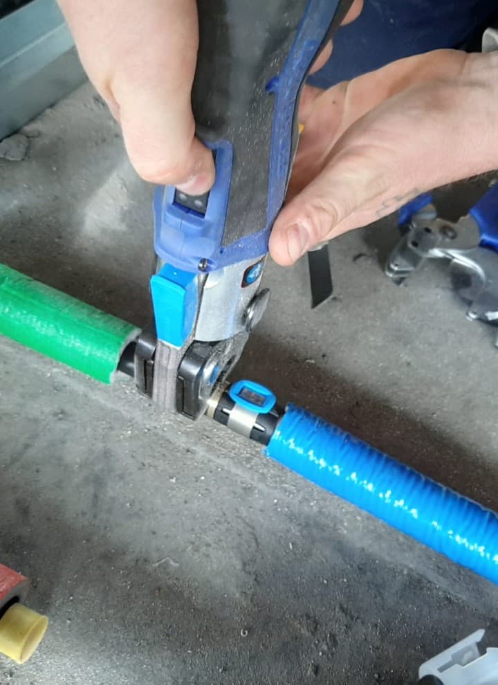 Geberit FlowFit -syöttöjärjestelmän puristaminen (© Geberit) Geberit FlowFit -syöttöjärjestelmän puristaminen (© Geberit)