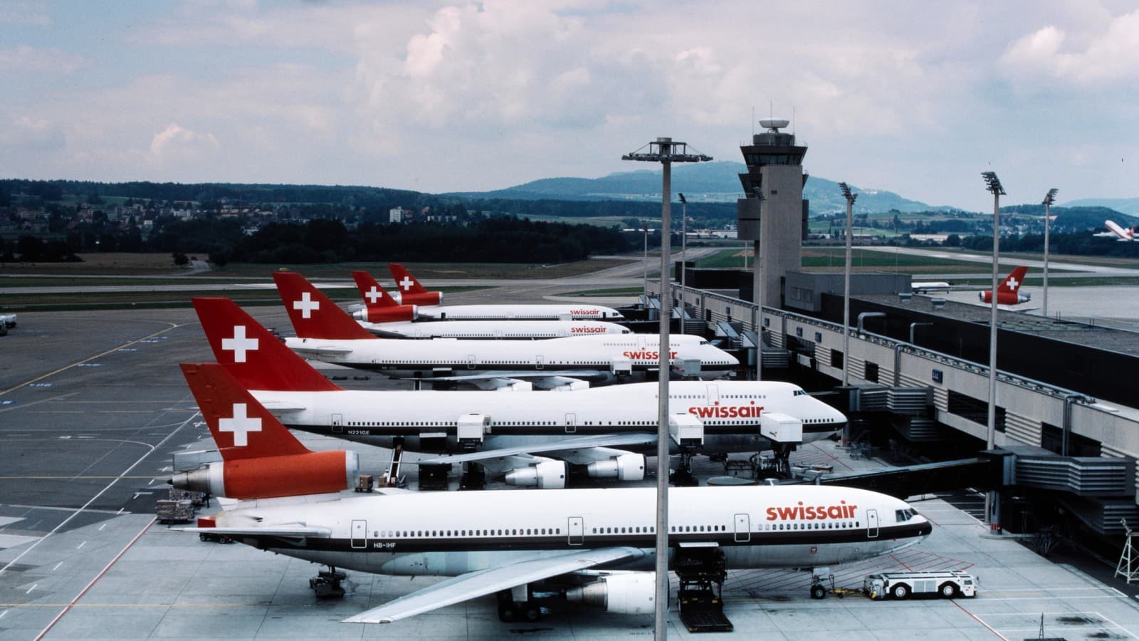 Entisen Swiss Airin lentokoneita pysäköitynä A-terminaalin laiturilla Zürichissä 1980-luvulla (© ETH-Bibliothek Zürich) Entisen Swiss Airin lentokoneita pysäköitynä A-terminaalin laiturilla Zürichissä 1980-luvulla (© ETH-Bibliothek Zürich)
