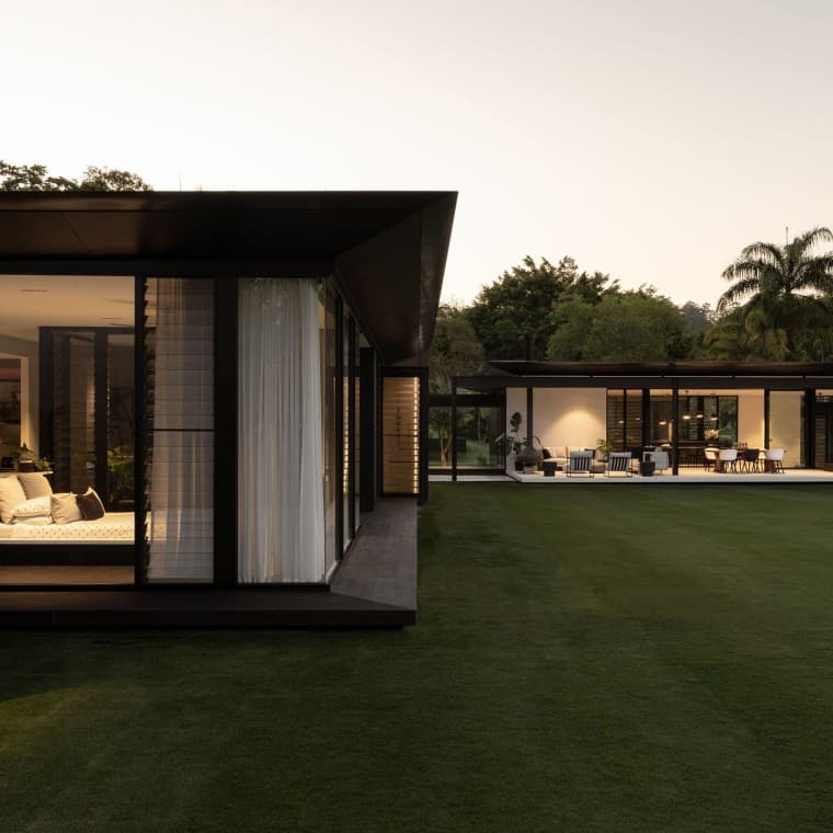 Sarah Wallerille arkkitehtuuri ei ole vain tilojen luomista, vaan myös niiden sisällä elettävän elämän suunnittelua. (© Alyne Media) Sarah Wallerille arkkitehtuuri ei ole vain tilojen luomista, vaan myös niiden sisällä elettävän elämän suunnittelua. (© Alyne Media)