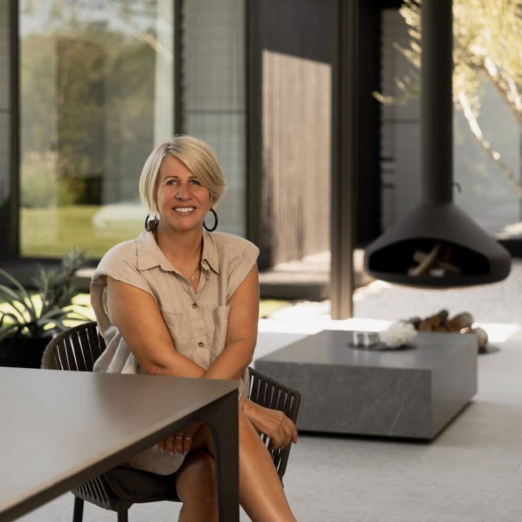 Kun sataa (ja sitä todella sataa), takka luo viihtyisän tunnelman - ja Geberit Pluvia varmistaa optimaalisen kattovedenpoiston (© Alyne Media) Kun sataa (ja sitä todella sataa), takka luo viihtyisän tunnelman - ja Geberit Pluvia varmistaa optimaalisen kattovedenpoiston (© Alyne Media)