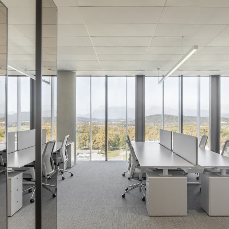 Työpisteitä yhdeksässä kerroksessa: toimistomoduuleja voidaan yhdistää tai laajentaa vuokralaisen tarpeiden mukaan (© Ana Skobe) Työpisteitä yhdeksässä kerroksessa: toimistomoduuleja voidaan yhdistää tai laajentaa vuokralaisen tarpeiden mukaan (© Ana Skobe)