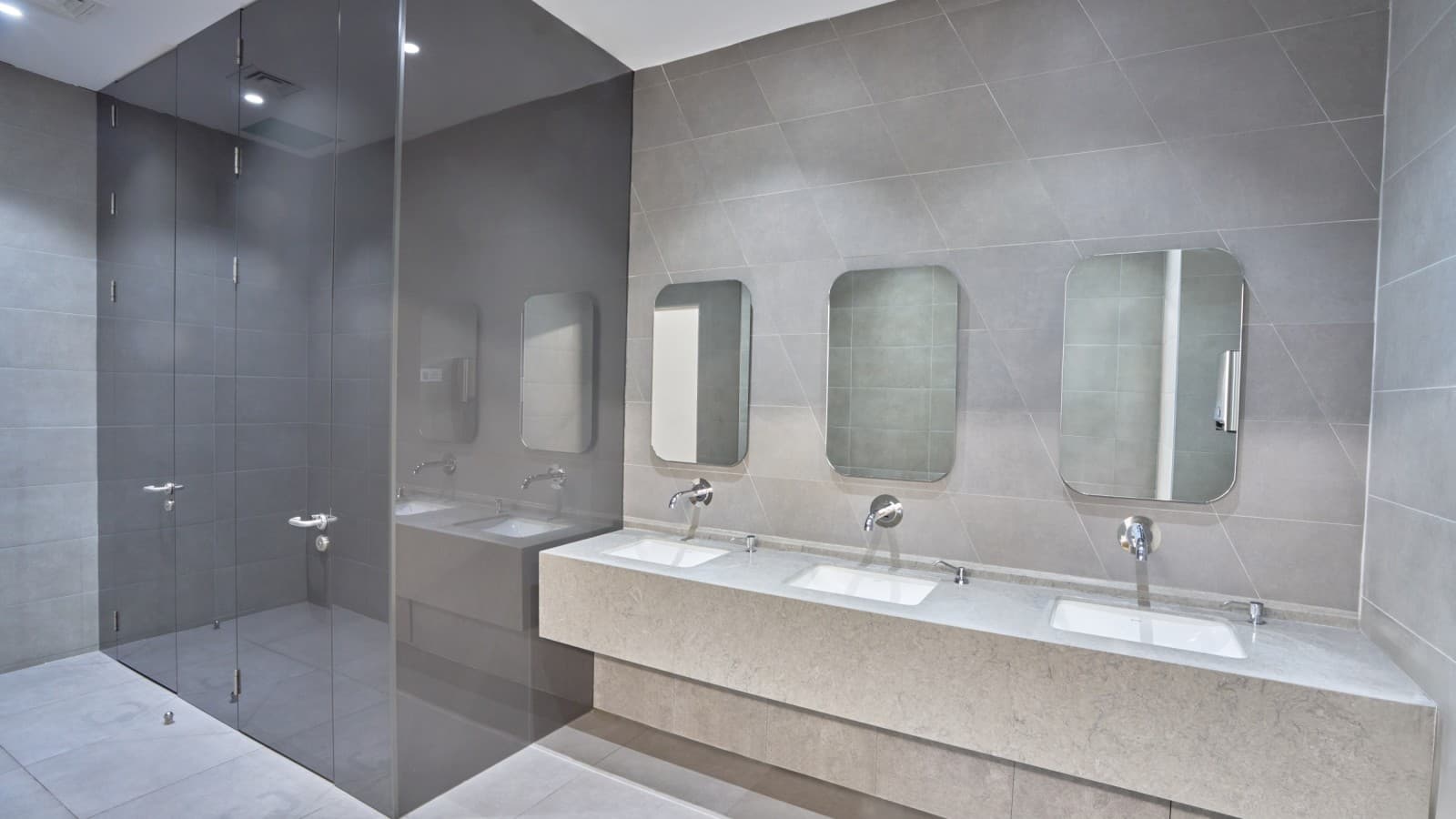 Yksinkertaista ja tyylikästä: Geberit VariForm -pesuallas ja Piave-hanat. (© Oğuzhan Kasar) Yksinkertaista ja tyylikästä: Geberit VariForm -pesuallas ja Piave-hanat. (© Oğuzhan Kasar)