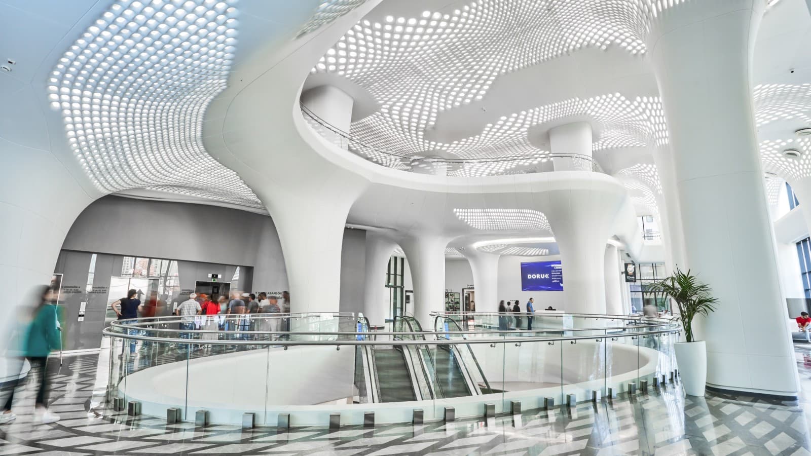 Futuristinen ja valossa kylpevä Doruk Nilüferin sairaala Bursassa luottaa tilaviin huoneisiin ja orgaanisiin muotoihin. (© Doruk Hospital) Futuristinen ja valossa kylpevä Doruk Nilüferin sairaala Bursassa luottaa tilaviin huoneisiin ja orgaanisiin muotoihin. (© Doruk Hospital)