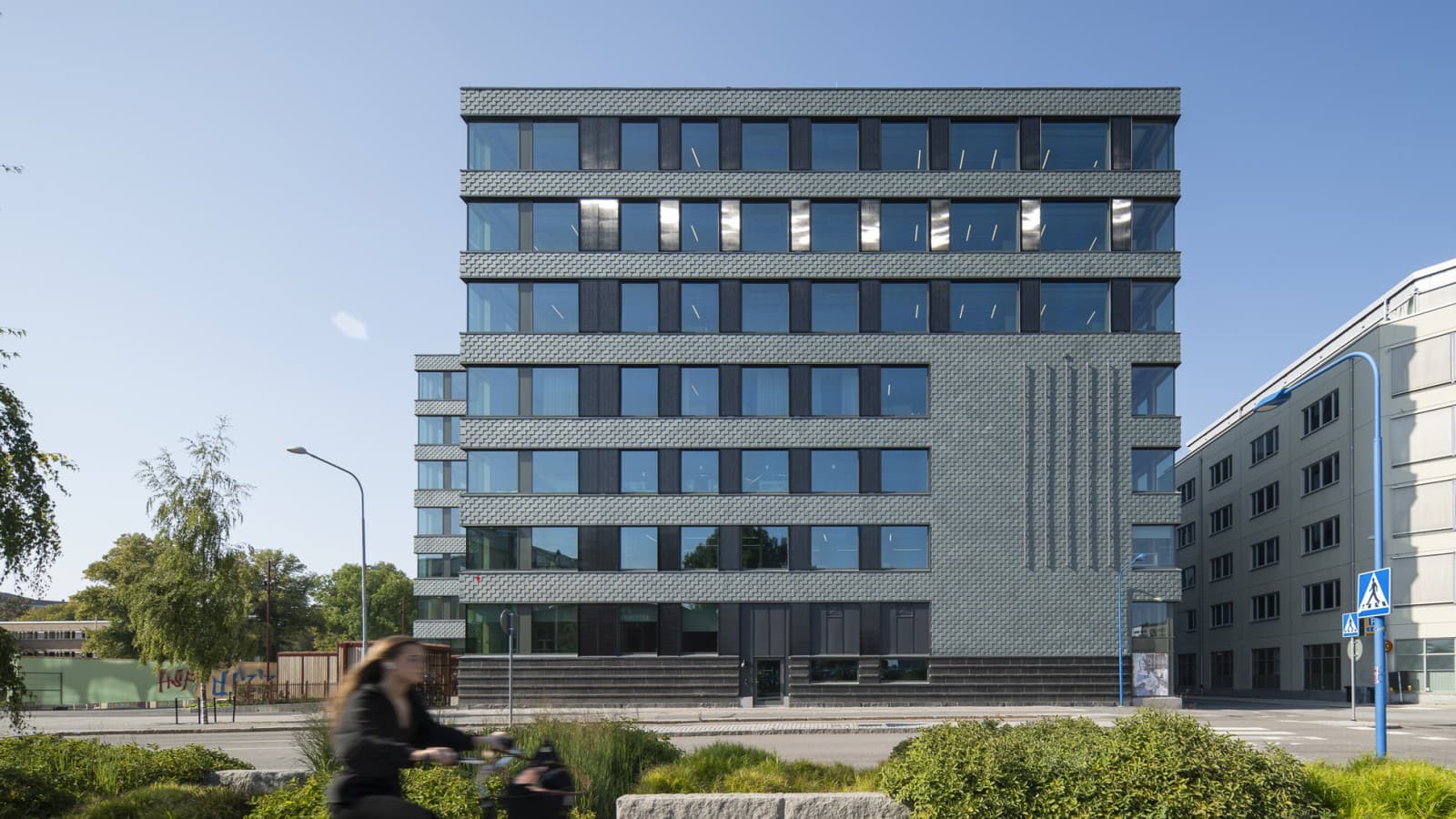 Liuskekivestä valmistettu julkisivu ja integroidut aurinkopaneelit takaavat energiatehokkuuden (© baraBild) Liuskekivestä valmistettu julkisivu ja integroidut aurinkopaneelit takaavat energiatehokkuuden (© baraBild)