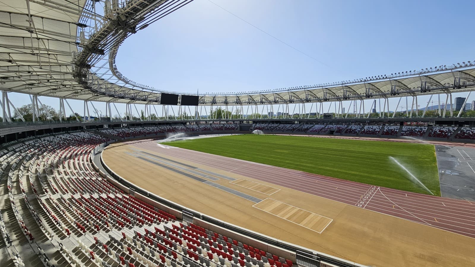 Keskusaukio on tarkoitettu suurtapahtumia varten, mutta stadionin puolivälissä on julkiseen käyttöön tarkoitettu leveä rata (© Geberit) Keskusaukio on tarkoitettu suurtapahtumia varten, mutta stadionin puolivälissä on julkiseen käyttöön tarkoitettu leveä rata (© Geberit)