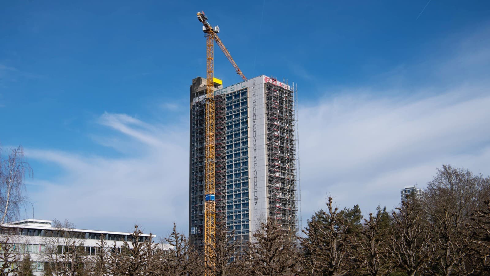 1970-luvulta peräisin oleva OMU 93 -pilvenpiirtäjärakennus kunnostetaan ja otetaan uuteen käyttöön. 1970-luvulta peräisin oleva OMU 93 -pilvenpiirtäjärakennus kunnostetaan ja otetaan uuteen käyttöön.