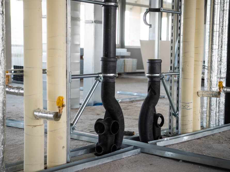 Geberit Silent-db20 SuperTube -viemäriyhde kunnostetussa OMU 93 -asuinrakennuksessa Geberit Silent-db20 SuperTube -viemäriyhde kunnostetussa OMU 93 -asuinrakennuksessa