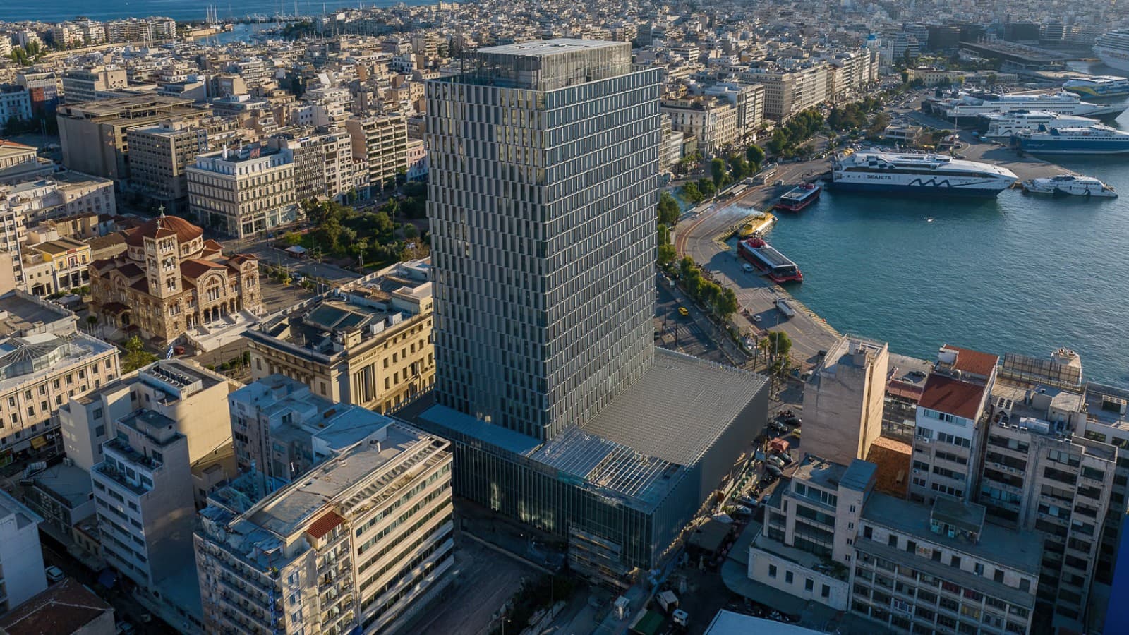 Vanhan jättiläisen uudet kasvot (© George Fakaros) Vanhan jättiläisen uudet kasvot (© George Fakaros)