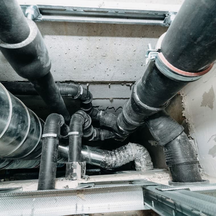 Geberit Silent-Pro SuperTube pystykokooja kuilussa Geberit Silent-Pro SuperTube pystykokooja kuilussa