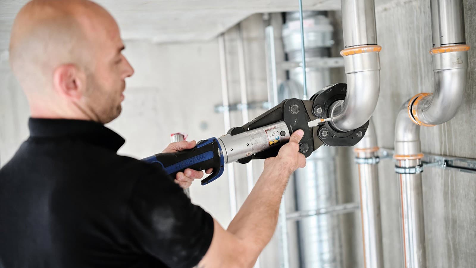 Putkiasentaja Danijel Pupic asentamassa Geberit Mapress Therm -järjestelmää. Putkiasentaja Danijel Pupic asentamassa Geberit Mapress Therm -järjestelmää.