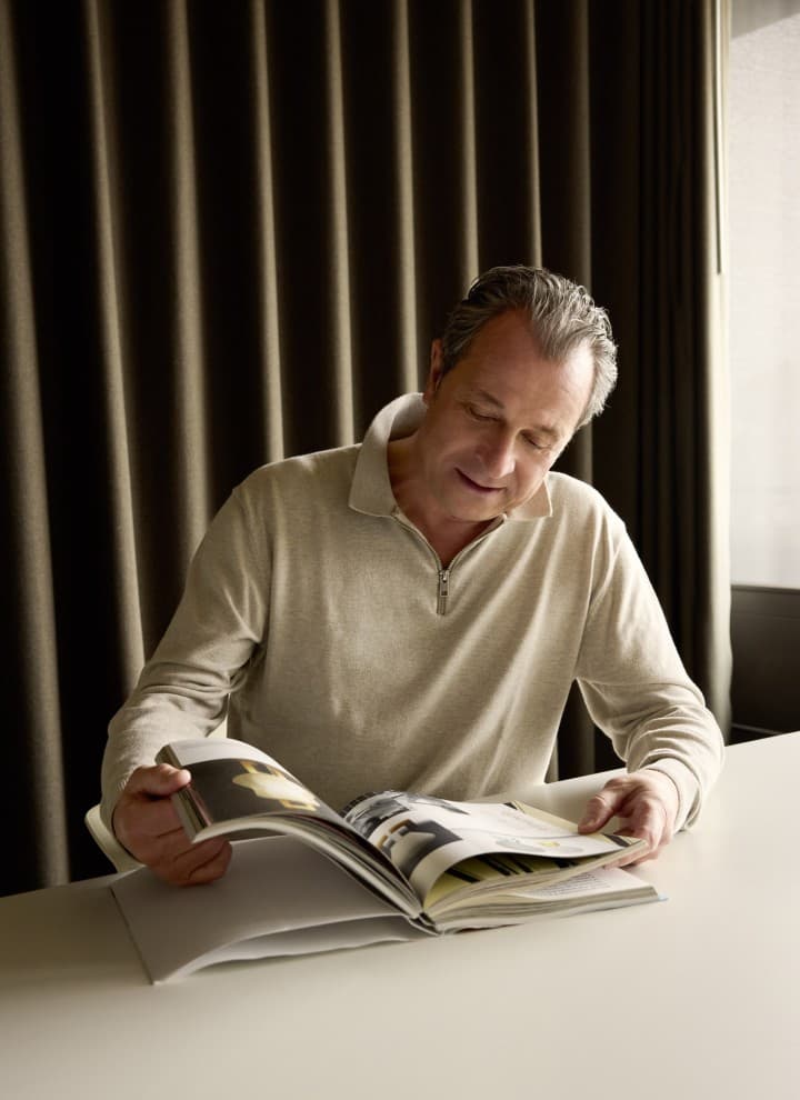 Aurel Aebi on tunnetun sveitsiläisen muotoilustudion atelier oïn perustajajäsen (© Joan Minder) Aurel Aebi on tunnetun sveitsiläisen muotoilustudion atelier oïn perustajajäsen (© Joan Minder)