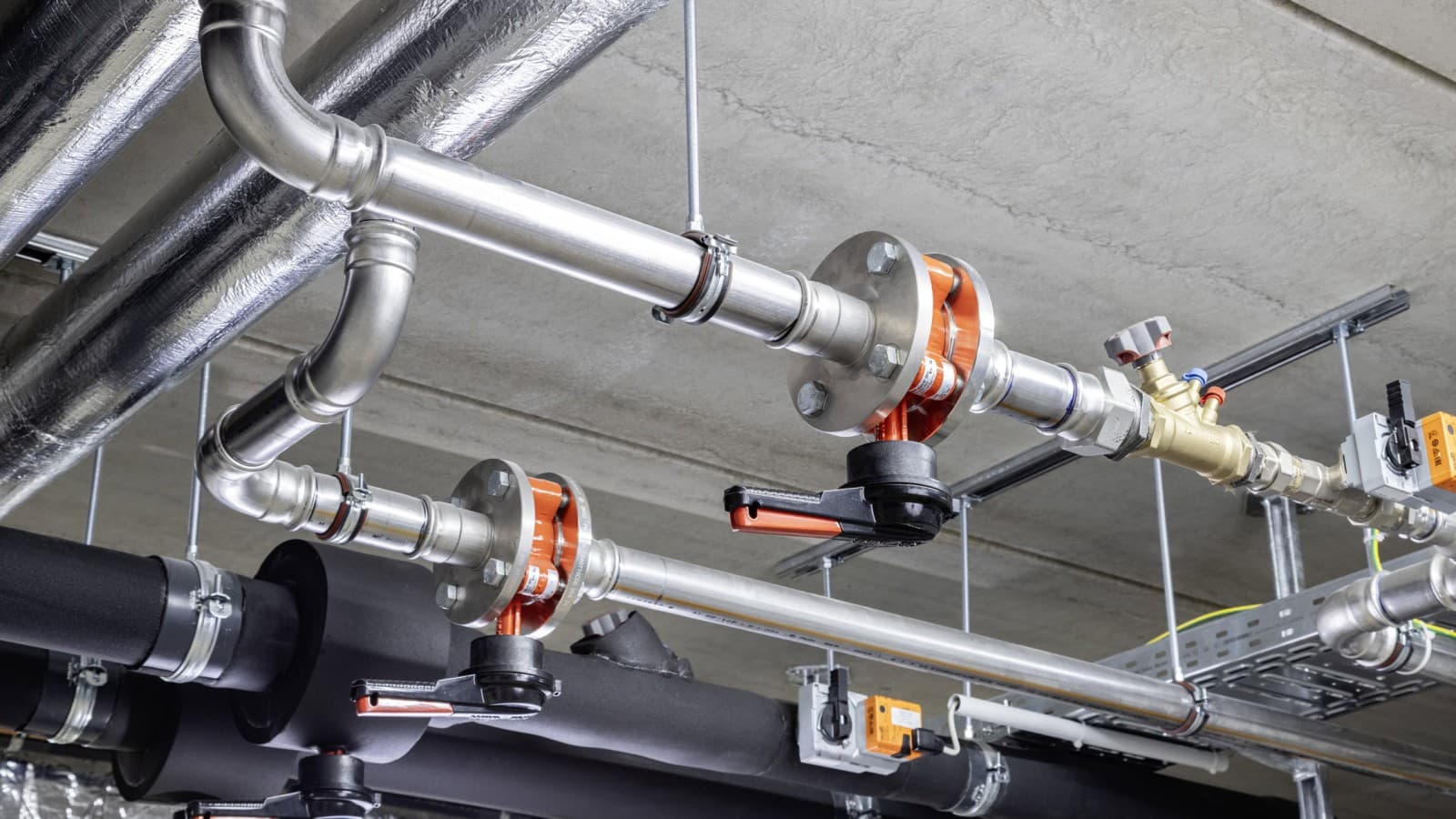 Geberit Mapress Ruostumaton teräs- ja Geberit Mapress Therm -järjestelmiä käytettiin uuden rakennuksen jäähdytysjärjestelmän putkistoissa. Geberit Mapress Ruostumaton teräs- ja Geberit Mapress Therm -järjestelmiä käytettiin uuden rakennuksen jäähdytysjärjestelmän putkistoissa.