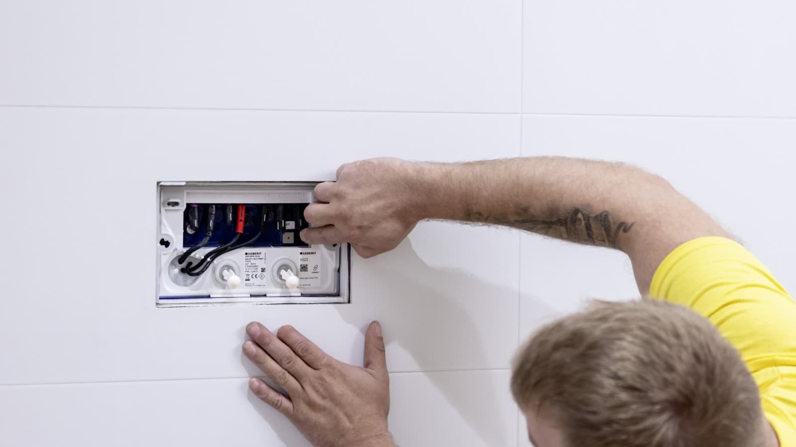 Geberit HS50 -hygieniahuuhtelaite asennettiin piilohuuhtelusäiliöön saniteettitilan viimeisessä vedenottopisteessä, jotta putkiston tehokas huuhtelu voidaan varmistaa. Geberit HS50 -hygieniahuuhtelaite asennettiin piilohuuhtelusäiliöön saniteettitilan viimeisessä vedenottopisteessä, jotta putkiston tehokas huuhtelu voidaan varmistaa.