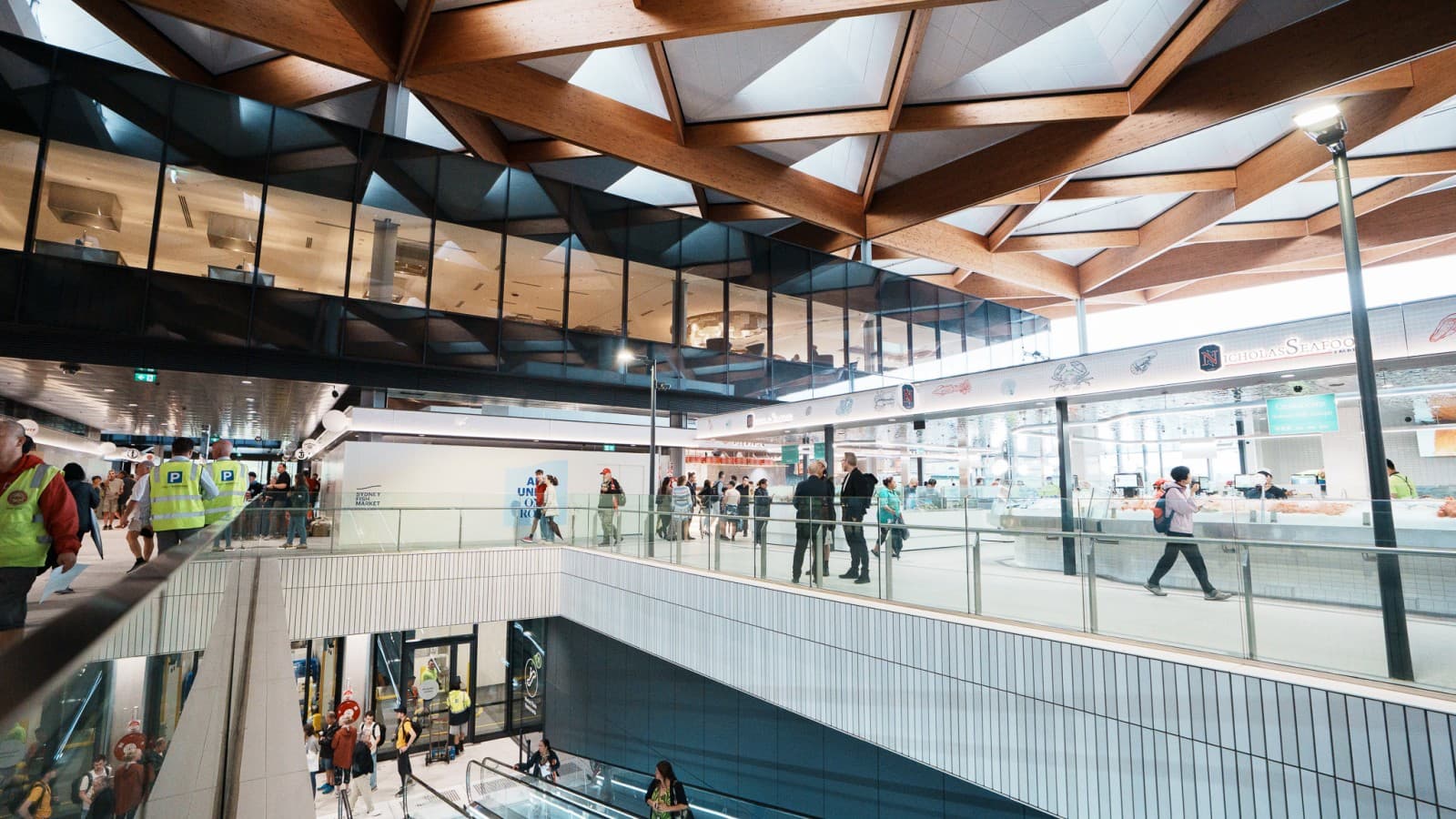 Avoin yläkerrosten arkkitehtuuri kutsuu kävijöitä kuljeskelemaan, shoppailemaan ja nauttimaan markkinan vilkkaasta tunnelmasta. (© Grainger Films) Avoin yläkerrosten arkkitehtuuri kutsuu kävijöitä kuljeskelemaan, shoppailemaan ja nauttimaan markkinan vilkkaasta tunnelmasta. (© Grainger Films)
