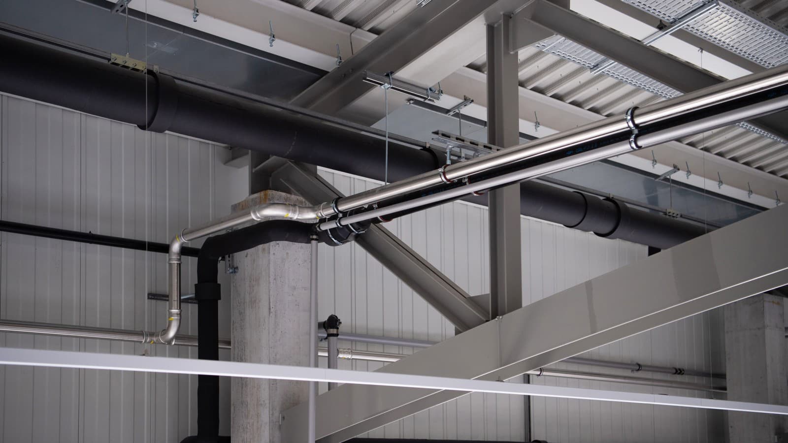Geberit Mapress Ruostumaton teräs mahdollistaa kaasun, paineilman ja jäähdytysveden luotettavan siirron. Geberit Mapress Ruostumaton teräs mahdollistaa kaasun, paineilman ja jäähdytysveden luotettavan siirron.