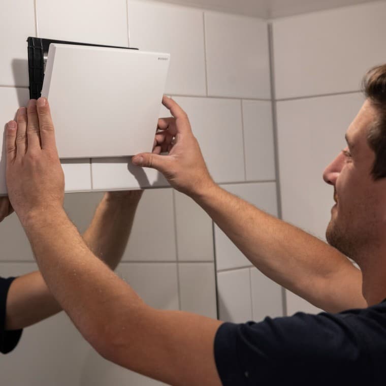 Valkoinen Geberit hygieniahuuhteluyksikön peitelevy Valkoinen Geberit hygieniahuuhteluyksikön peitelevy