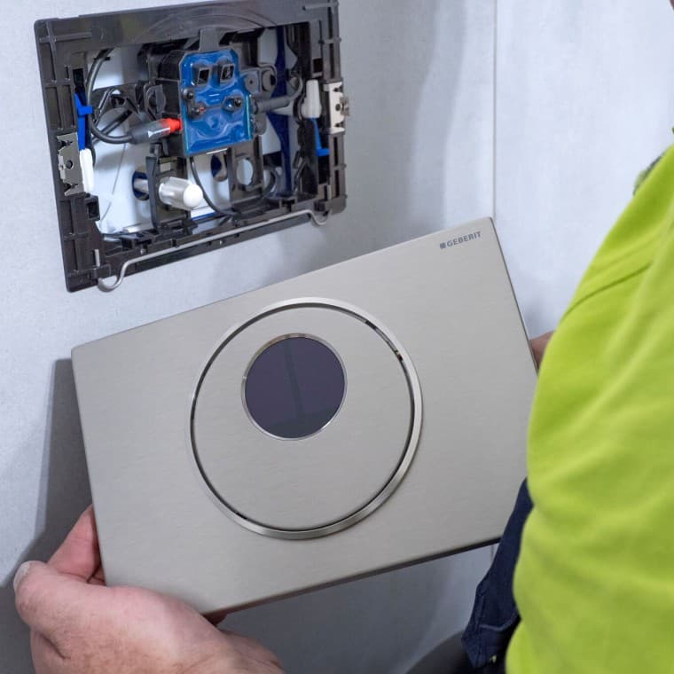 Geberit Sigma10 -huuhtelupainikkeen asennus Geberit Sigma10 -huuhtelupainikkeen asennus