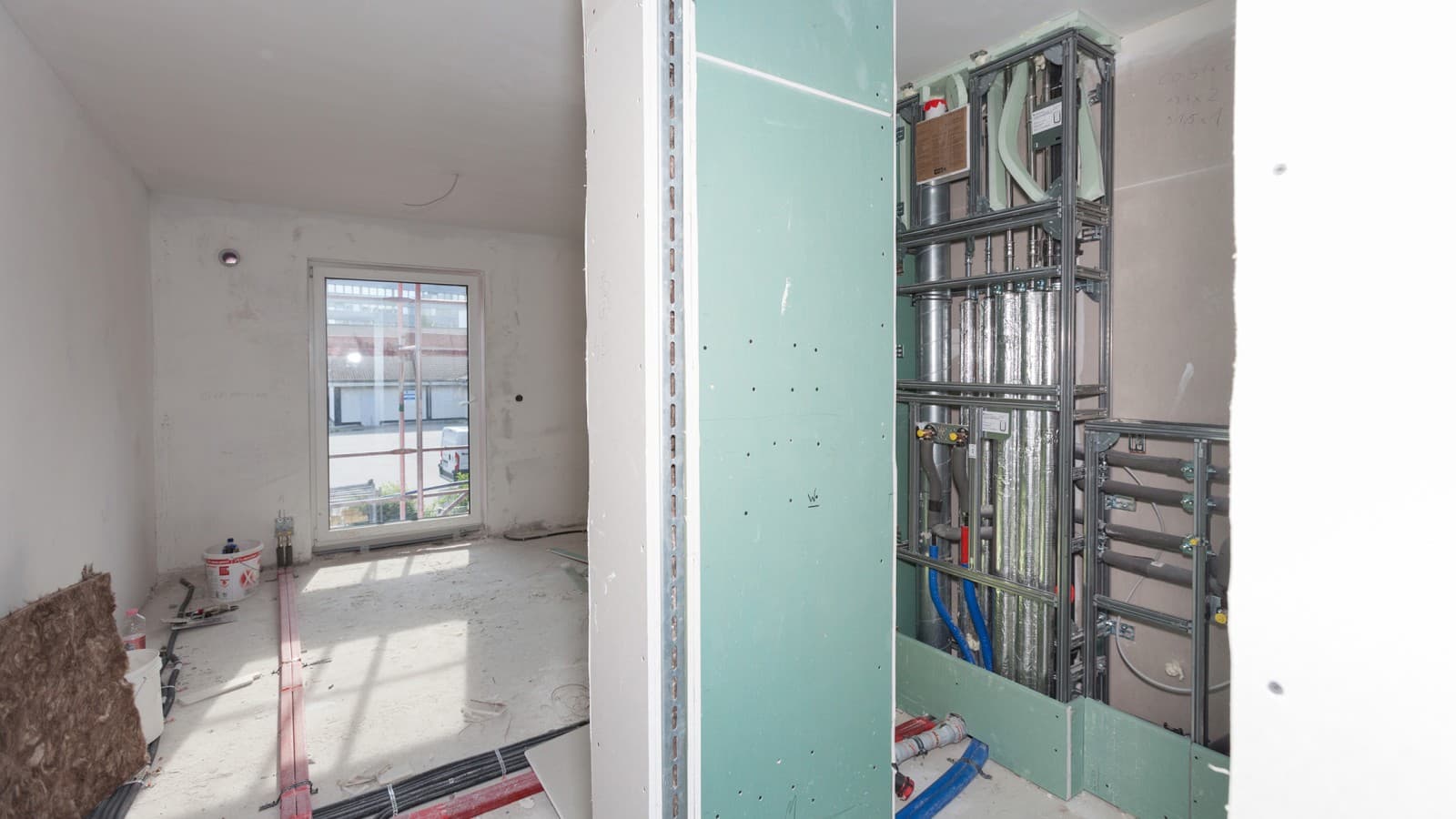 Teollisesti esivalmistetut Geberit GIS -asennusseinäasennukset koko vesihuolto- ja viemärijärjestelmälle lyhensivät rakennusaikaa kolmella kuukaudella (© Geberit) Teollisesti esivalmistetut Geberit GIS -asennusseinäasennukset koko vesihuolto- ja viemärijärjestelmälle lyhensivät rakennusaikaa kolmella kuukaudella (© Geberit)