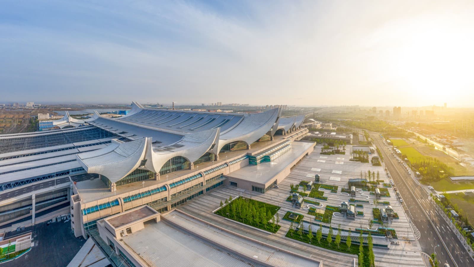 Kaksi suurta ja kahdeksan pientä aaltoa: Hongdaon aaltoileva asema. (© ingDESIGN Co., Ltd.) Kaksi suurta ja kahdeksan pientä aaltoa: Hongdaon aaltoileva asema. (© ingDESIGN Co., Ltd.)