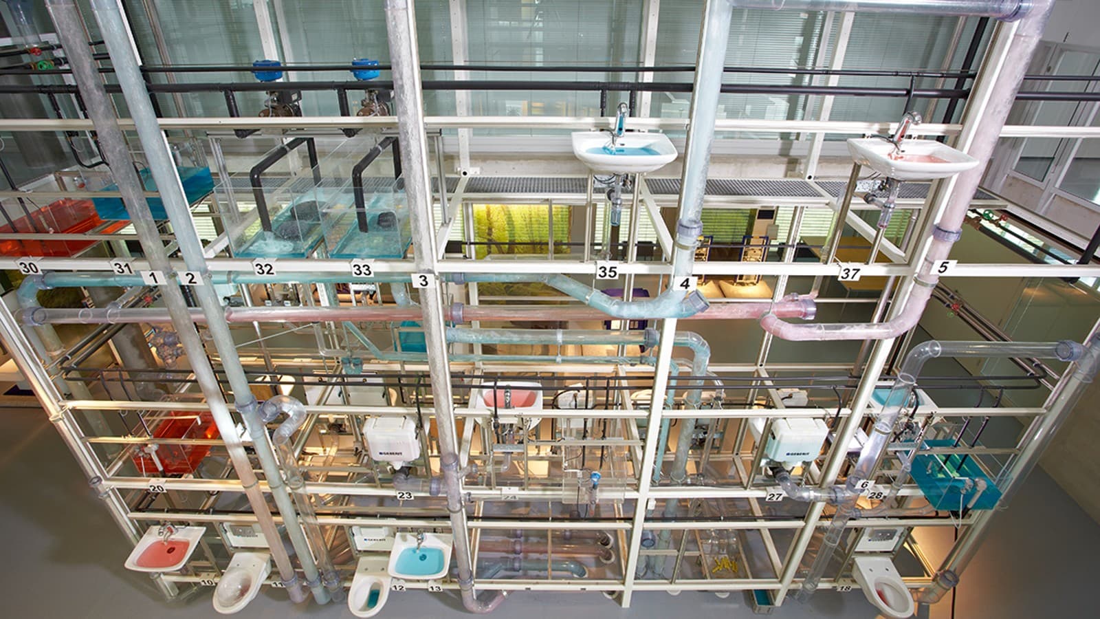 Geberit-hydrauliikkatorni pääkonttorilla Sveitsin Jonassa Geberit-hydrauliikkatorni pääkonttorilla Sveitsin Jonassa