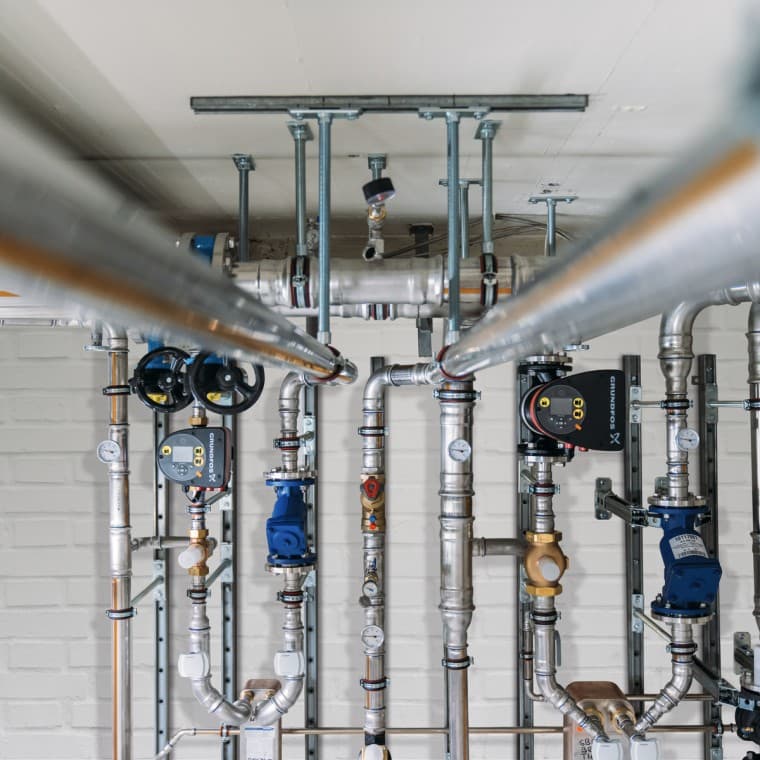 Geberit Mapress Therm tarjoaa luotettavan suojan ulkoista korroosiota vastaan suljetuissa jäähdytyspiireissä, joissa muodostuu kondenssivettä. Geberit Mapress Therm tarjoaa luotettavan suojan ulkoista korroosiota vastaan suljetuissa jäähdytyspiireissä, joissa muodostuu kondenssivettä.