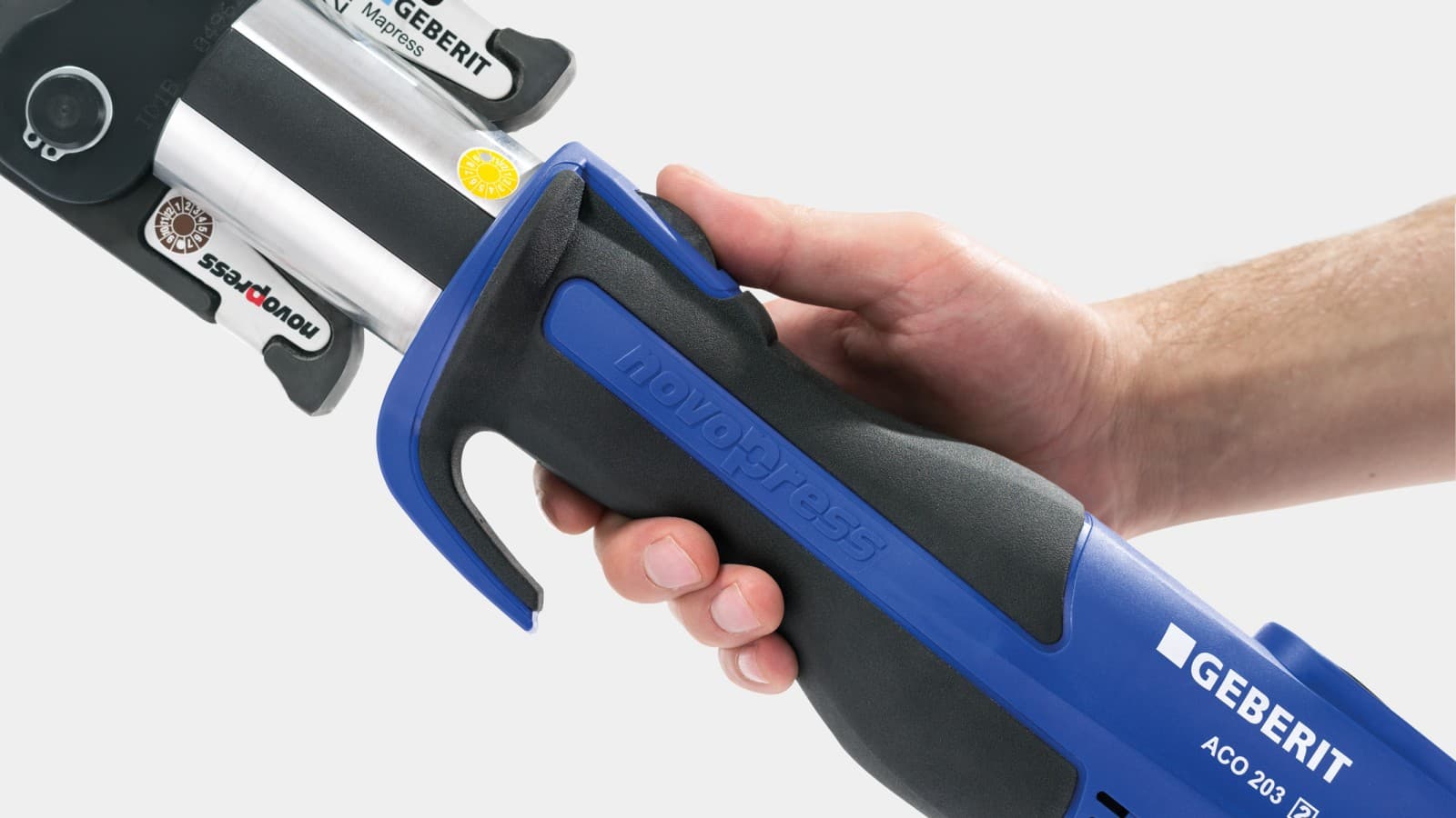 Puristustyökaluja on miellyttävä käyttää niiden ergonomisten, kompaktien ja liukumattomien kahvojen ansiosta Puristustyökaluja on miellyttävä käyttää niiden ergonomisten, kompaktien ja liukumattomien kahvojen ansiosta